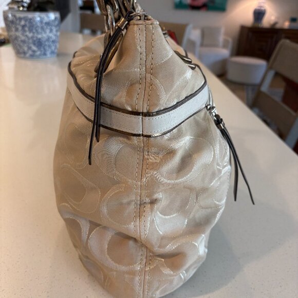 Coach Signature Poppy Large Tan Handbag - Pre-Owned - Picture 6 of 11
